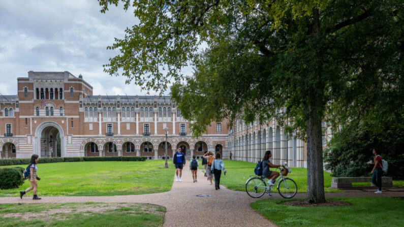 Estudiantes caminan hacia sus clases en la Universidad de Rice el 29 de agosto de 2022 en Houston, Texas. (Brandon Bell/Getty Images)