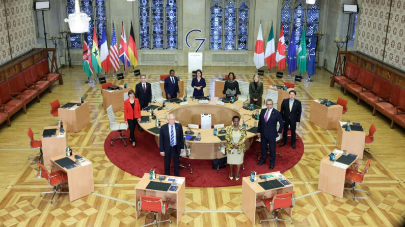 (Desde c, fondo, en el sentido de las agujas del reloj) La ministra de Asuntos Exteriores de Alemania, Annalena Baerbock, la ministra de Asuntos Exteriores de Ghana, Shirley Ayorkor Botchwey, la ministra de Asuntos Exteriores de Canadá, Melanie Joly, el ministro de Asuntos Exteriores de Japón, Yoshimasa Hayashi, el secretario de Asuntos Exteriores del Reino Unido, James Cleverly, la vicepresidenta de la Comisión de la Unión Africana, Monique Nsanzabaganwa, el alto representante de la Unión Europea para Asuntos Exteriores y Política de Seguridad, Josep Borrell, la ministra de Asuntos Exteriores francesa, Catherine Colonna, el secretario de Estado estadounidense, Antony Blinken, y el secretario del Gabinete de Asuntos Exteriores y de la Diáspora de Kenia, Alfred Mutua, han tomado asiento para una sesión de trabajo en una reunión de Ministros de Asuntos Exteriores del G7 en el histórico ayuntamiento el 4 de noviembre de 2022 en Muenster, Alemania. (Andreas Rentz/Getty Images)