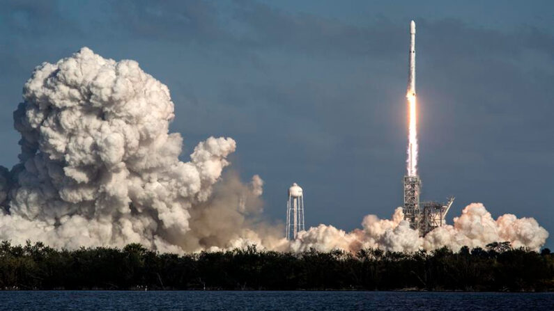 Fotografía del cohete Falcon Heavy despegando desde Cabo Kennedy, en Florida (EE.UU.). Imagen de archivo. EFE/Cristobal Herrera 