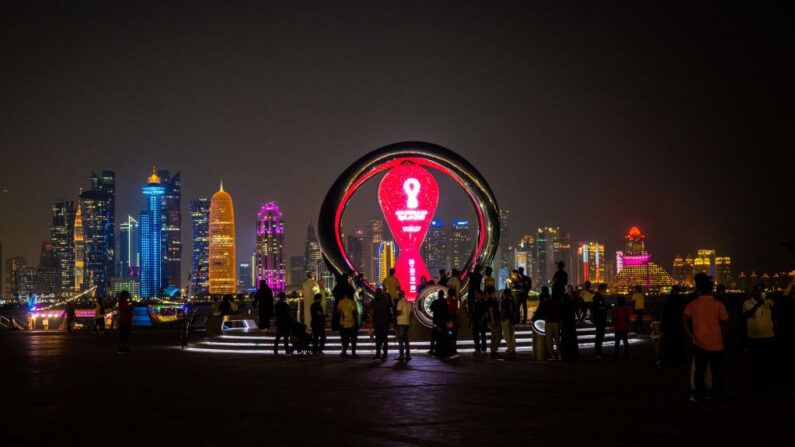 Los visitantes se reúnen en el reloj de la cuenta atrás de la Copa Mundial de la FIFA en Doha el 30 de octubre de 2022, antes del torneo de fútbol de la Copa Mundial de la FIFA Qatar 2022. (Jewel Samad/AFP vía Getty Images)