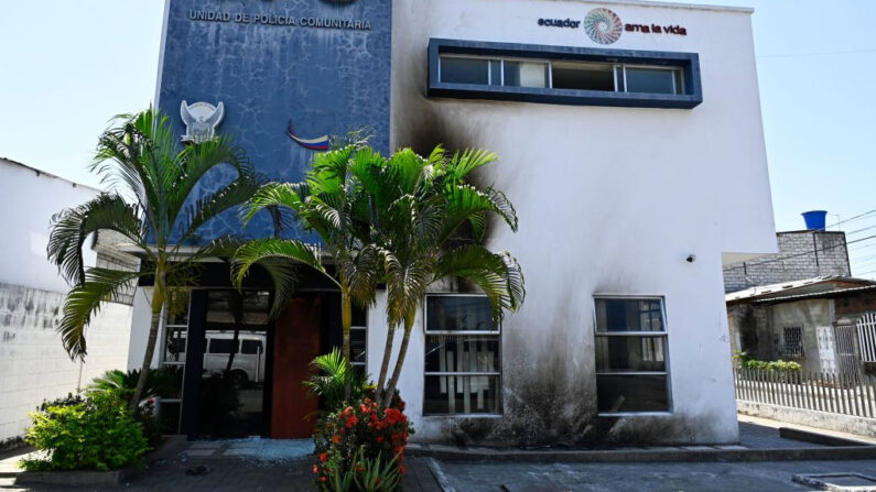 Vista de los daños causados tras un ataque contra la Unidad de Policía Comunitaria en el barrio de El Arbolito en Durán, ciudad vecina a Guayaquil, Ecuador, tomada el 5 de noviembre de 2022. (Rodrigo Buendia/AFP vía Getty Images)