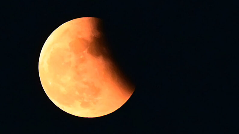La 'Luna de sangre' se ve durante un eclipse lunar total en Prayagraj (India) el 8 de noviembre de 2022. (Sanjay Kanojia/AFP vía Getty Images)