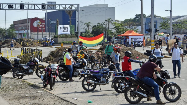 La gente bloquea una calle durante una huelga indefinida realizada por los sindicatos que se oponen al gobierno del presidente boliviano Luis Arce para exigir un censo para 2023, en Santa Cruz, Bolivia, el 24 de octubre de 2022. (Aizar Raldes/AFP vía Getty Images)