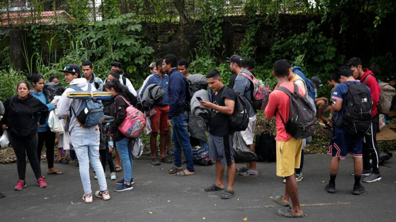 Migrantes de origen venezolano esperan el 9 de noviembre de 2022, en un refugio temporal para ser enviados a su país de origen, en Ciudad de Panamá (Panamá). EFE/ Bienvenido Velasco