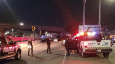 Crimen organizado quema autos en el centro de México y mata a un policía