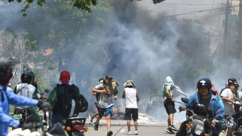 Manifestantes chocan con la policía antidisturbios durante una protesta para exigir un censo para 2023 en Santa Cruz, Bolivia, el 11 de noviembre de 2022. (Rodrigo Urzagasti/AFP vía Getty Images)