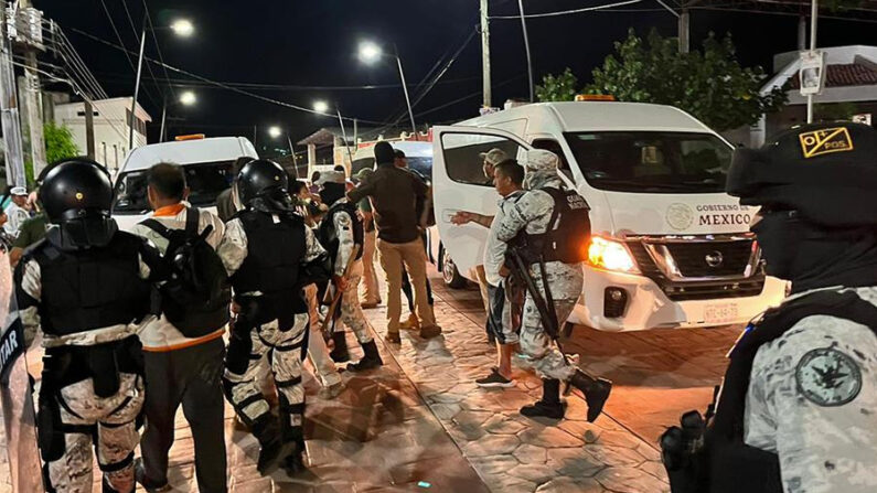 Miembros de la Guardia Nacional detienen a un grupo de migrantes el 11 de noviembre de 2022, en Tapachula (México). EFE/Juan Manuel Blanco