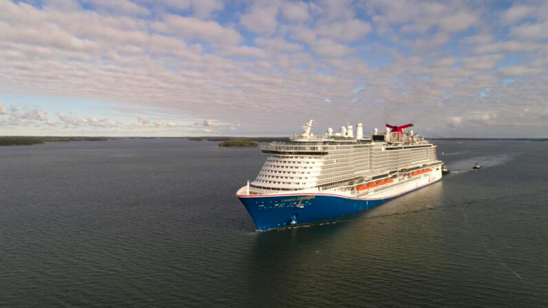 Fotografía sin fecha cedida por Carnival Cruise Line donde se muestra su crucero Carnival Celebration navegando en el mar antes de su llegada a Miami, Florida (EE.UU.). EFE/Carnival Cruise Line