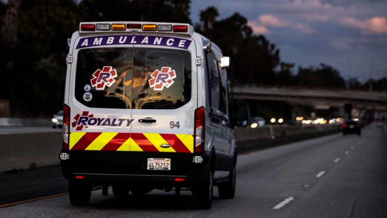 En una fotografía de archivo se ve una ambulancia. EFE/EPA/Etienne Laurent
