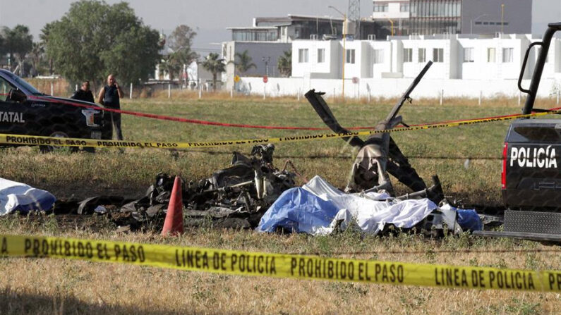 Fotografía donde muestra los restos del accidente del helicóptero de la Secretaría de Seguridad Publica estatal el 17 de noviembre de 2022, en la ciudad de Aguascalientes (México). EFE/Sebastián López