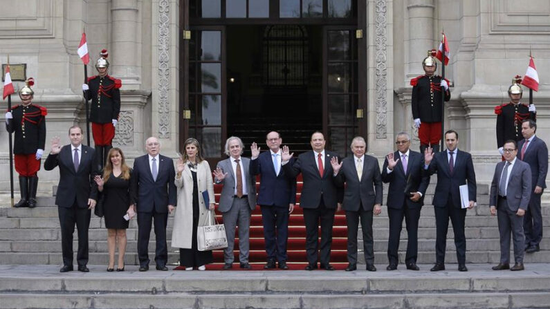 El canciller de Perú, César Landa (c), recibe a miembros del Grupo de Alto Nivel de la Organización de Estados Americanos (OEA) desplazado a Perú, el 21 de noviembre de 2022, en el Palacio de Gobierno en Lima (Perú). EFE/ Stringer