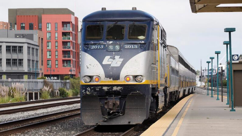 Un tren sale de la estación de Emeryville, California (EE.UU.), en una fotografía de archivo. EFE/John G. Mabanglo