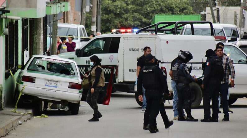 Miembros de la policía municipal y agentes periciales inspeccionan una escena del crimen el 21 de noviembre de 2022 en Xalapa, estado de Veracruz (México). EFE/Stringer/Archivo