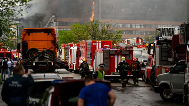 En una imagen de archivo, los bomberos trabajan para extinguir un incendio en un edificio de oficinas en el oeste de Moscú (Rusia) el 3 de junio de 2022. (Kirill Kudryavtsev/AFP vía Getty Images)
