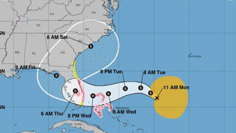 Imagen cedida este lunes, 7 de noviembre, por la Oficina Nacional de Administración Oceánica y Atmosférica (NOAA) de EE.UU., a través del Centro Nacional de Huracanes (NHC), donde se grafica el pronóstico de cinco días de la trayectoria de la tormenta subtropical Nicole por el Atlántico. EFE/NOAA-NHC