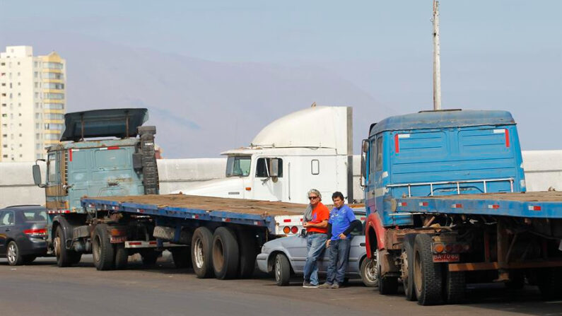 Camioneros esperan en Santiago (Chile), en una fotografía de archivo. EFE/Alex Díaz