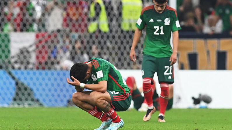 Los jugadores de México se lamentan en Lusail Estadio en Lusail, Catar. EFE/EPA/Neil Sala
