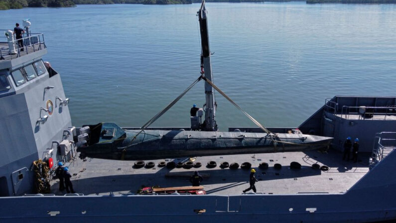 Un narcosubmarino incautado es descargado de un buque de la Armada colombiana en Buenaventura, departamento del Valle del Cauca, Colombia, el 21 de marzo de 2021. (Luis Robayo/AFP vía Getty Images)