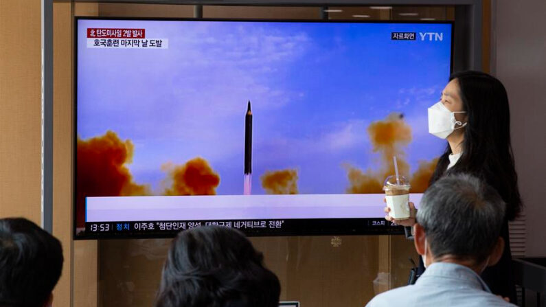 Varias personas ven por televisión en Seúl la noticia de que Corea del Norte lanzó dos misiles balísticos al mar del Este. EFE/EPA/Jeon Heon-Kyun/Archivo