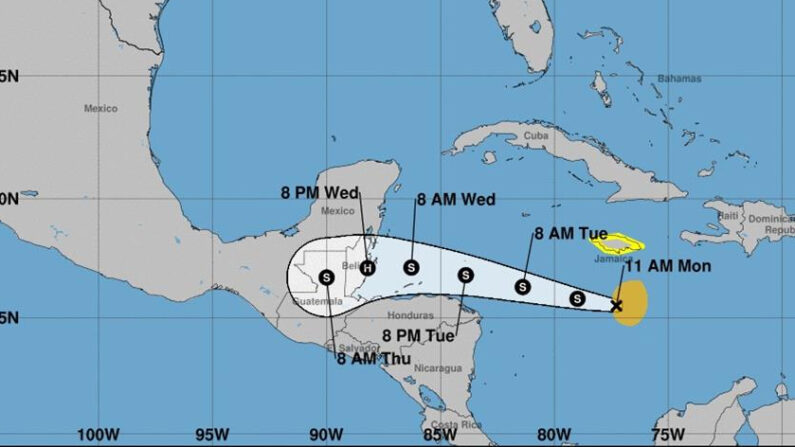 Fotografía cedida por la Oficina Nacional de Administración Oceánica y Atmosférica (NOAA) a través del Centro Nacional de Huracanes (NHC) donde se muestra el pronóstico de cinco días del paso de la tormenta tropical Lisa. EFE/ NOAA-NHC