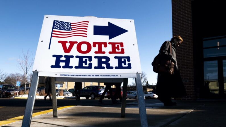 Un votante llega a un centro de votación en Minneapolis, Minnesota, el 3 de marzo de 2020. (Stephen Maturen/Getty Images)
