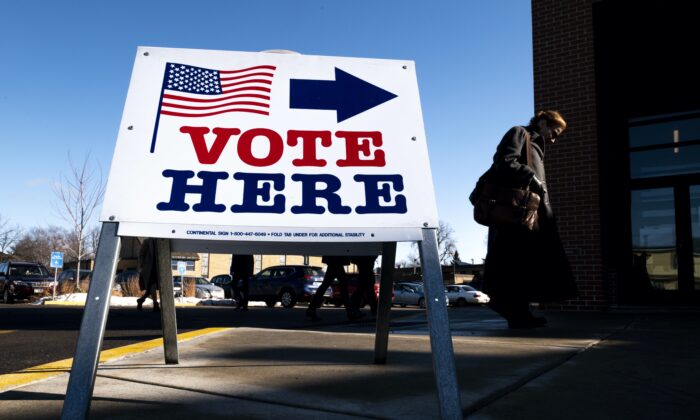 Un votante llega a un centro de votación en Minneapolis, Minnesota, el 3 de marzo de 2020. (Stephen Maturen/Getty Images)