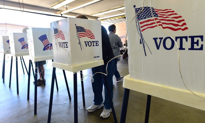 Los votantes emiten su voto en un colegio electoral de Estados Unidos. Imagen de archivo. (Frederic J. Brown/AFP/Getty Images)