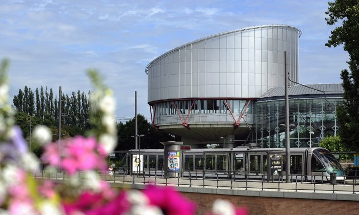 Un tranvía pasa junto a la Corte Europea de Derechos Humanos en la ciudad francesa de Estrasburgo, el 1 de agosto de 2010. (Johanna Leguerre/AFP/Getty Images)