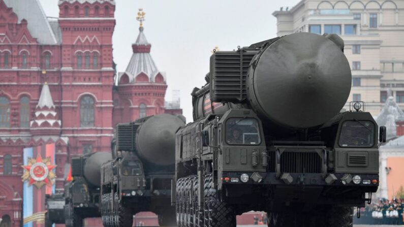 Los sistemas de misiles balísticos intercontinentales Yars RS-24 rusos recorren la Plaza Roja durante el desfile militar en el centro de Moscú el 9 de mayo de 2019. (Alexander Nemenov / AFP a través de Getty Images)