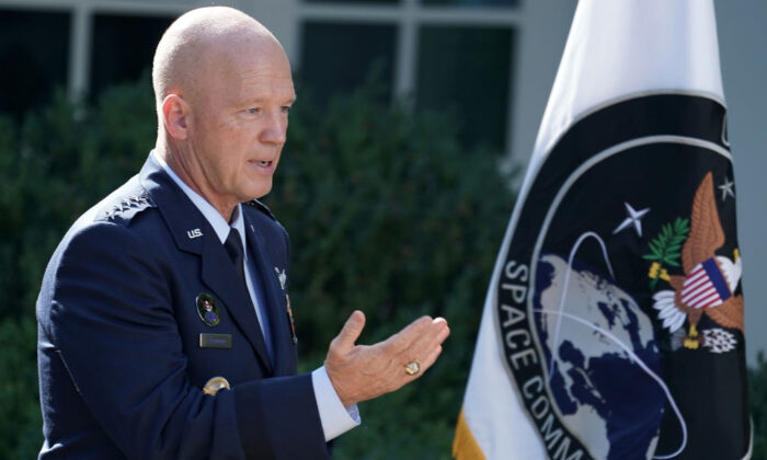 El general del Comando Espacial de la Fuerza Aérea de EE.UU., John "Jay" Raymond, junto a la bandera del Comando Espacial, en el Rose Garden de la Casa Blanca, el 29 de agosto de 2019. (Chip Somodevilla/Getty Images)
