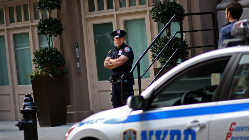 En una fotografía de archivo, se ve a un policía en Nueva York (EE.UU.), el 6 de junio de 2011. (Yana Paskova/AFP vía Getty Images)