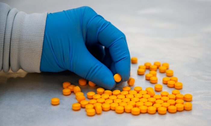 Un químico de la Administración para el Control de Drogas revisa el material confiscado que contiene fentanilo en el Laboratorio Regional del Noreste de la DEA en Nueva York, el 8 de octubre de 2019. (Don Emmert/AFP a través de Getty Images)