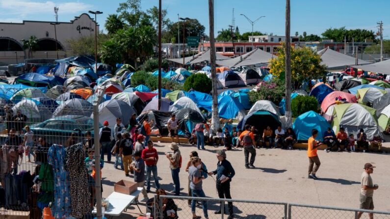 Vista de un campamento de migrantes en la frontera mexicana justo al sur del Río Grande, en Matamoros, estado de Tamaulipas, México, cerca de la frontera con Estados Unidos, el 1 de noviembre de 2019. (Lexie Harrison-Cripps/AFP vía Getty Images)