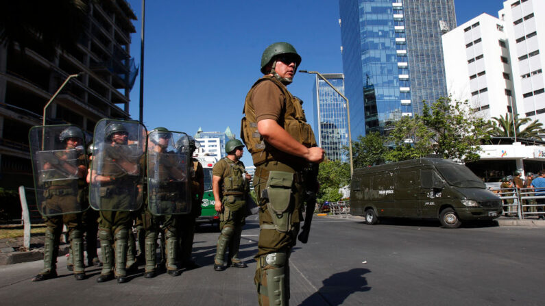 Agentes de la policía antidisturbios (Carabineros) hacen guardia el 7 de noviembre de 2019 en Santiago, Chile. (Marcelo Hernández/Getty Images)