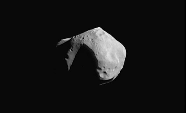 Asteroide 253 Mathilde publicado por la NASA. Se cree que la forma angular de Mathilde es el resultado de una violenta historia de impactos. (Fotografía de -/NASA/AFP vía Getty Images)