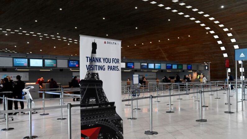 Una imagen tomada el 12 de marzo de 2020 muestra el mostrador de facturación de Delta Airlines vacío en el aeropuerto de París-Charles-de-Gaulle. (Bertrand Guay/AFP vía Getty Images)
