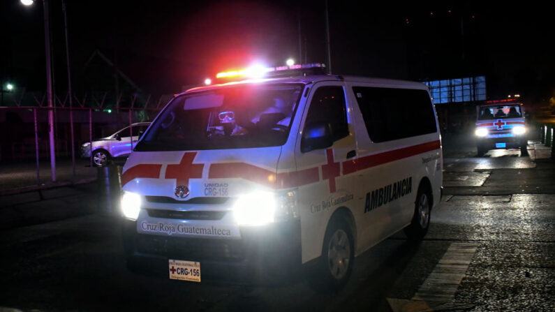 En una fotografía de archivo, se ve una ambulancia en Ciudad de Guatemala (Guatemala) el 30 de marzo de 2020. (Johan Ordonez/AFP vía Getty Images)