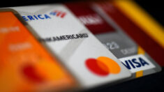 Aumentan solicitudes de tarjetas de crédito por americanos para respaldar gasto ante creciente inflación