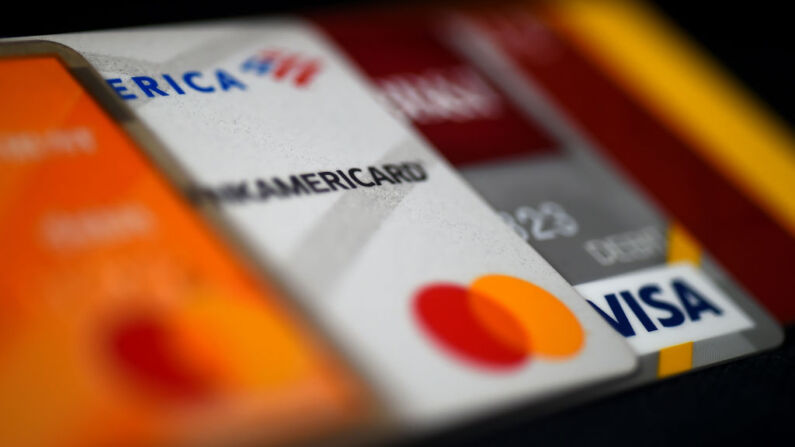 Esta imagen de ilustración muestra tarjetas de débito y crédito colocadas en un escritorio el 6 de abril de 2020 en Arlington, Virginia. (Foto de OLIVIER DOULIERY/AFP vía Getty Images)