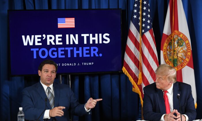 El presidente de Estados Unidos, Donald Trump, y el gobernador de Florida, Ron DeSantis, celebran una mesa redonda de preparación para tormentas y COVID-19 en Belleair, Florida, el 31 de julio de 2020. (SAUL LOEB/AFP a través de Getty Images)