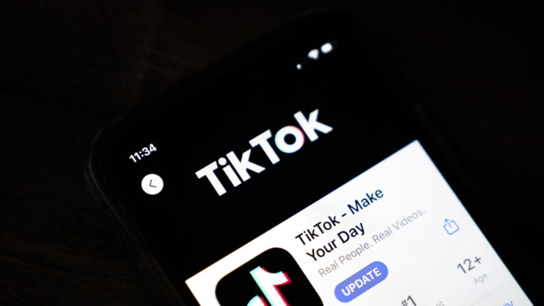 La página de descarga de la app TikTok se muestra en un iPhone de Apple en Washington, D.C., el 7 de agosto de 2020. (Drew Angerer/Getty Images)
