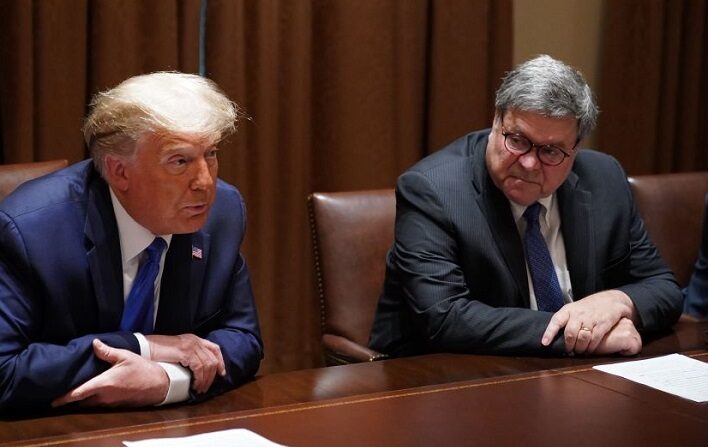 El presidente de los Estados Unidos, Donald Trump, con el fiscal general William Barr (D) habla durante una discusión con los fiscales generales del estado sobre la protección de los abusos de las redes sociales en la Sala del Gabinete de la Casa Blanca en Washington, DC, el 23 de septiembre de 2020. (MANDEL NGAN/AFP vía Getty Images)
