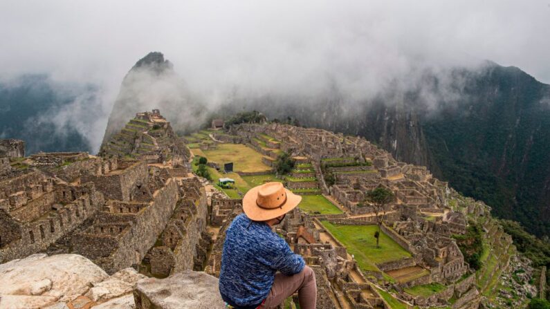 Un turista posa para una foto frente al sitio arqueológico de Machu Picchu, en Cusco, Perú, el 02 de noviembre de 2020. (ERNESTO BENAVIDES/AFP vía Getty Images)
