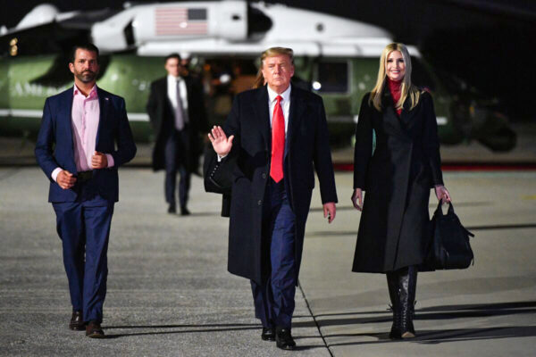 El presidente de Estados Unidos, Donald Trump, su hija Ivanka Trump, y su hijo Donald Trump Jr, se dirigen a abordar el Air Force One antes de salir de la Base de la Reserva Aérea de Dobbins en Marietta, Georgia, el 4 de enero de 2021. (Mandel Ngan/AFP vía Getty Images)