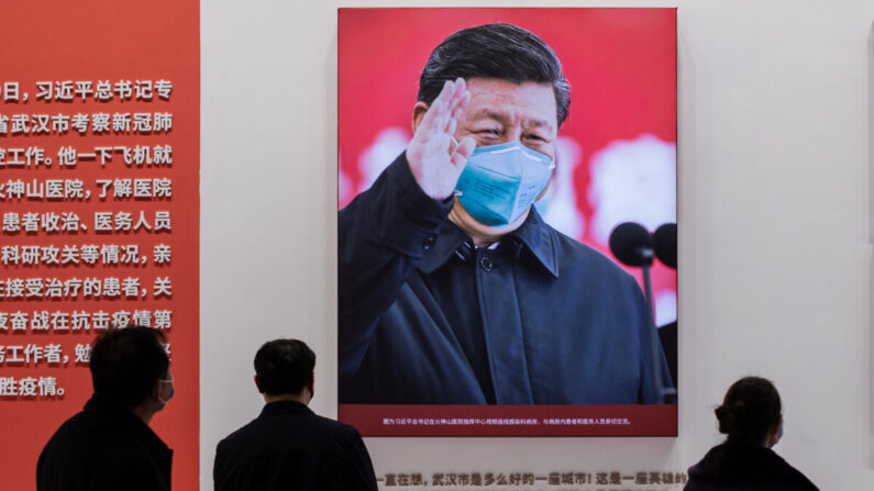 La imagen del líder chino Xi Jinping con una mascarilla se muestra en un centro de convenciones que antes se utilizaba como hospital improvisado para pacientes en Wuhan, China, el 15 de enero de 2021. (Nicolas Asfouri/AFP vía Getty Images)
