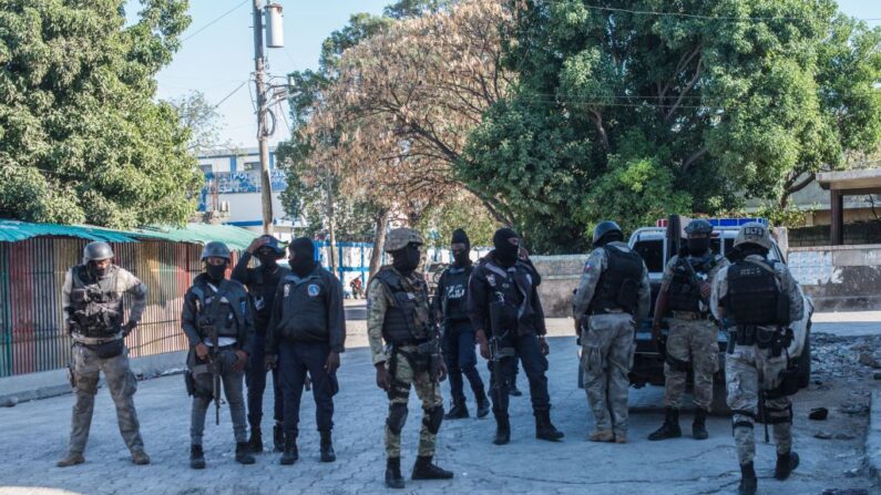 En una fotografía de archivo, se ven varios policías de diferentes grupos especializados en Croix-des-Bouquets, suburbio de la capital haitiana, el 25 de febrero de 2021.(Reginald Louissaint Jr/AFP vía Getty Images)