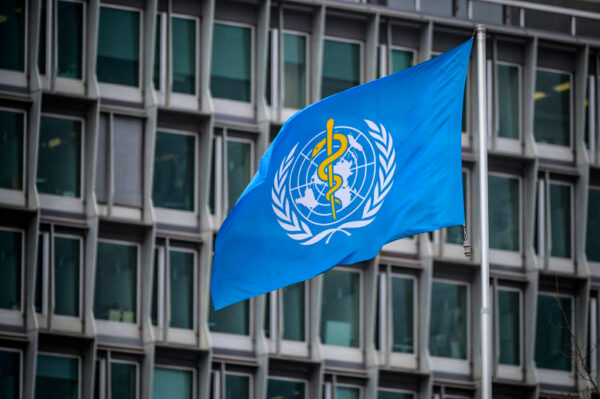 La bandera de la Organización Mundial de la Salud (OMS) en su sede de Ginebra el 5 de marzo de 2021. (Fabrice Coffrini/AFP vía Getty Images)