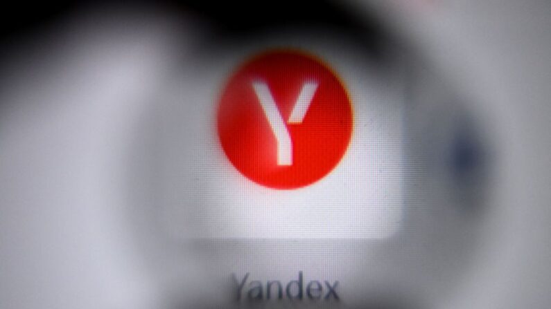 Foto tomada el 12 de octubre de 2021 en Moscú muestra el logotipo del motor de búsqueda de internet ruso Yandex en la pantalla de un ordenador portátil. (KIRILL KUDRYAVTSEV/AFP vía Getty Images)