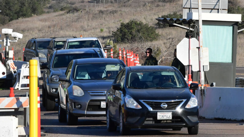 Agentes de la Patrulla Fronteriza de EE.UU. en un puesto de control en Jamul, California, el 8 de noviembre de 2021, mientras los vehículos se dirigen al oeste hacia San Diego desde la ciudad fronteriza de Tecate entre EE.UU. y México. (Foto de FREDERIC J. BROWN/AFP vía Getty Images)