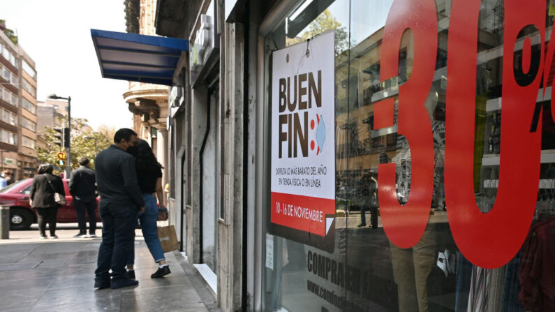 Vista del escaparate de una tienda que anuncia el inicio de la semana de descuentos llamada "Buen Fin", en Ciudad de México (México), el 10 de noviembre de 2021. (Alfredo Estrella/AFP vía Getty Images)